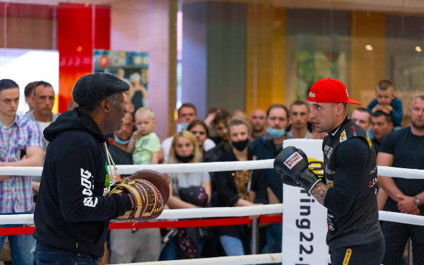 Trening medialny zawodników gali Knockout Boxing Night 15  - 15